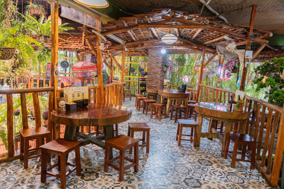 Nhà hàng đẹp ở Hà Nội - Một khu ngồi quanh giếng trời tầng 2