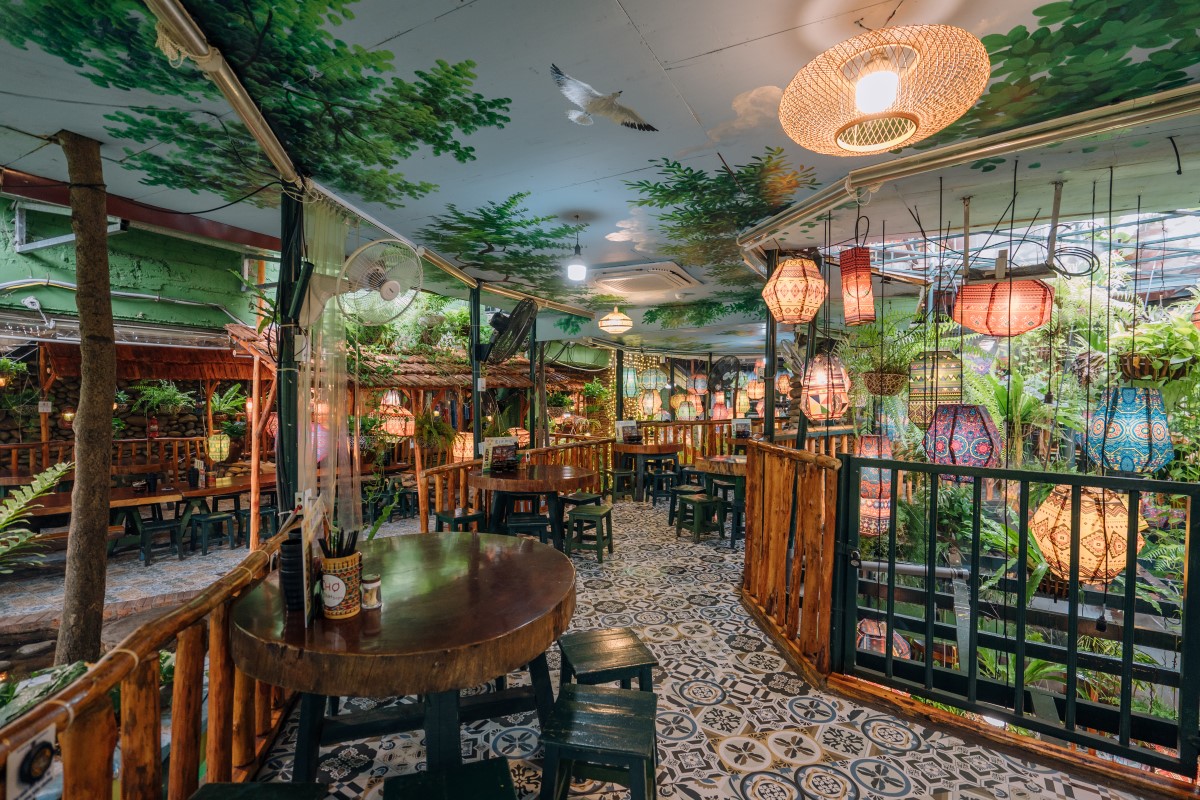 Nhà hàng đẹp ở Hà Nội - Một khu ngồi quanh giếng trời tầng 3