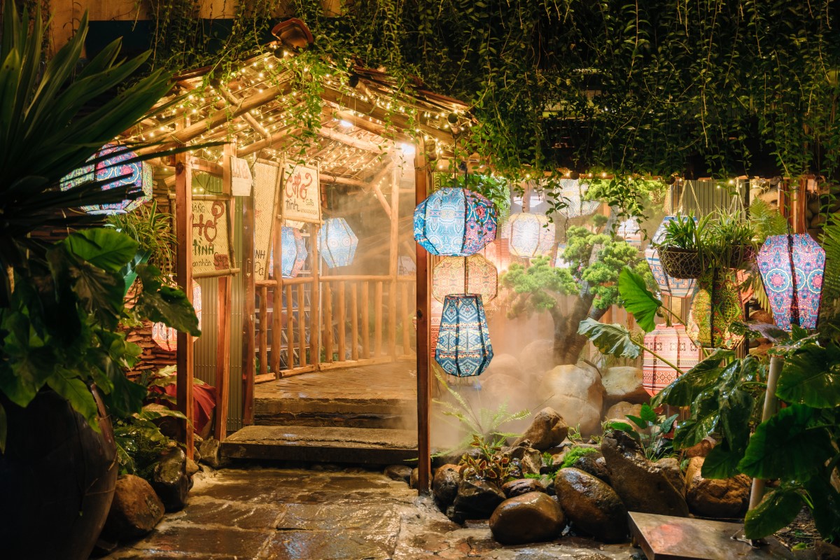 Nhà hàng độc lạ Hà Nội - cổng vào như một khu rừng nhiệt đới