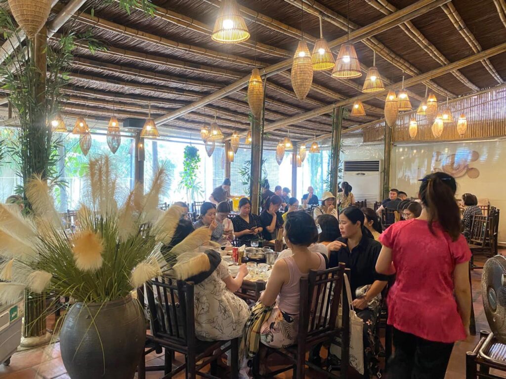 Nhà hàng lẩu cua đồng Thanh Vũ luôn đông kín khách dịp cuối tuần
