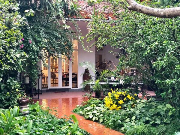 Tằm Art Café & Residence