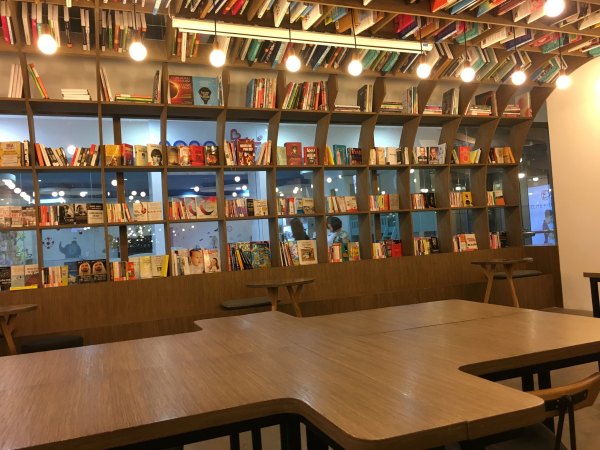 Work Cafe - cafe sách Hà Nội