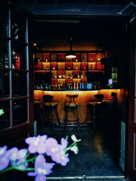 Quán bar Hồ Tây