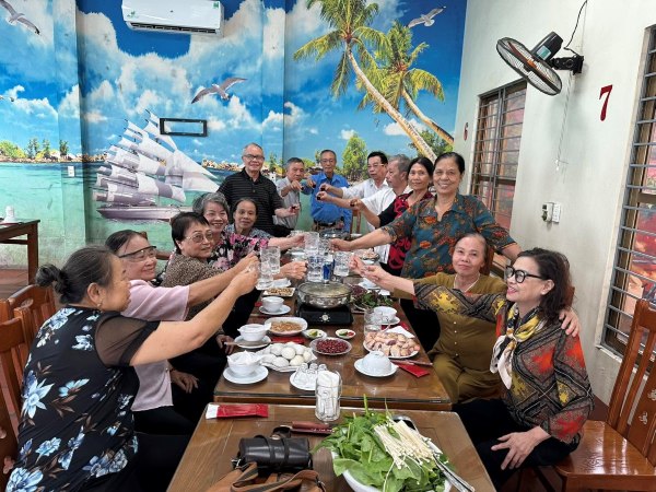 lẩu cá tầm Long Biên